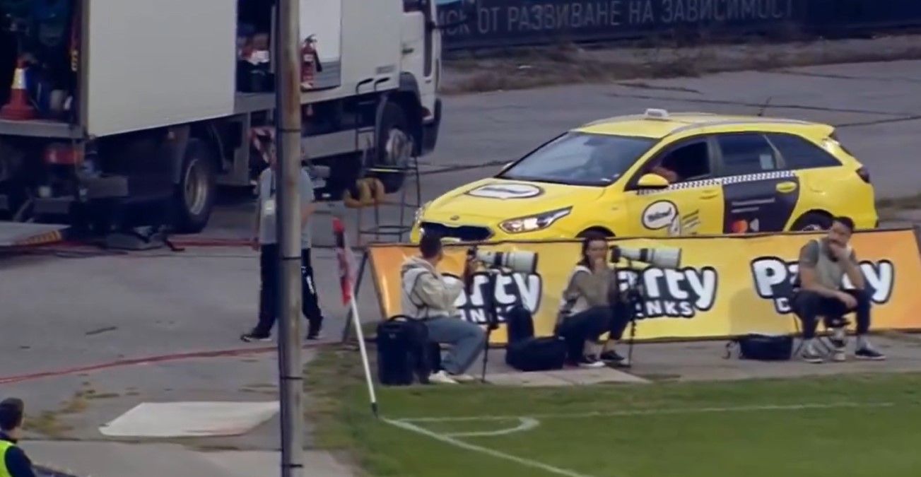 Такси заехало на стадион Такси заехало на стадион