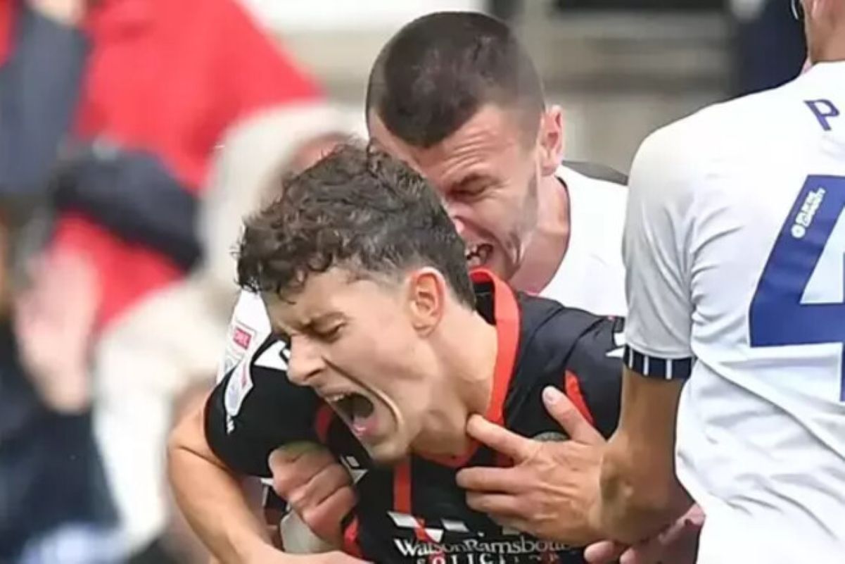 Англійська футбольна асоціація відсторонила Мілутіна Осмаїча через укус суперника Англійська футбольна асоціація відсторонила Мілутіна Осмаїча через укус суперника