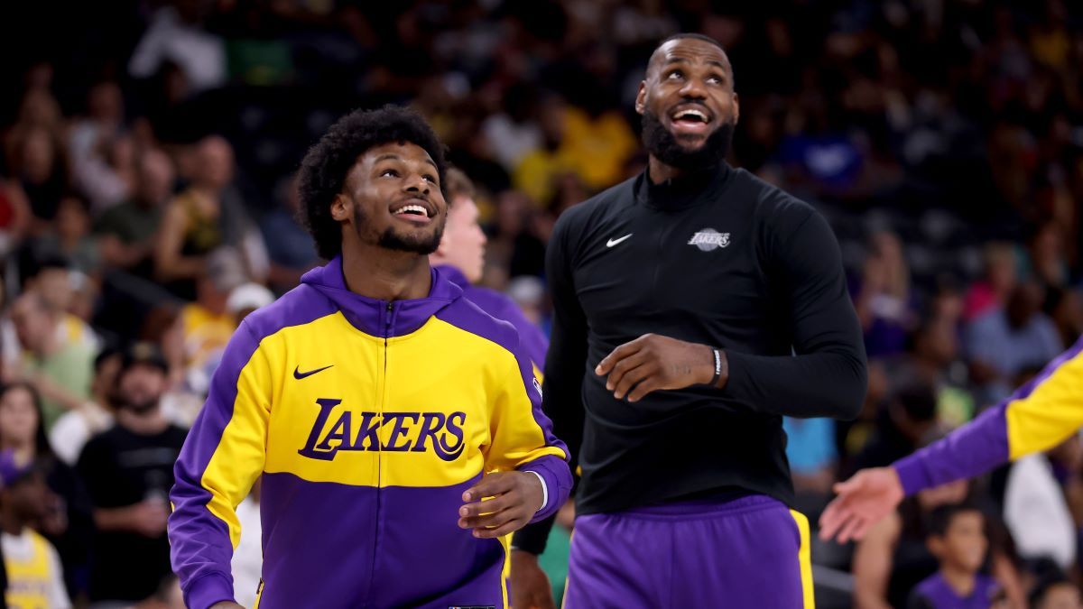 Леброн Джеймс с сыном вошел в историю НБА Леброн Джеймс с сыном вошел в историю НБА