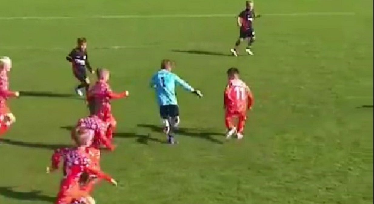 Вратарь Айнтрахт U-9 забил гол, обыграв всю команду соперника - видео Вратарь Айнтрахт U-9 забил гол, обыграв всю команду соперника - видео