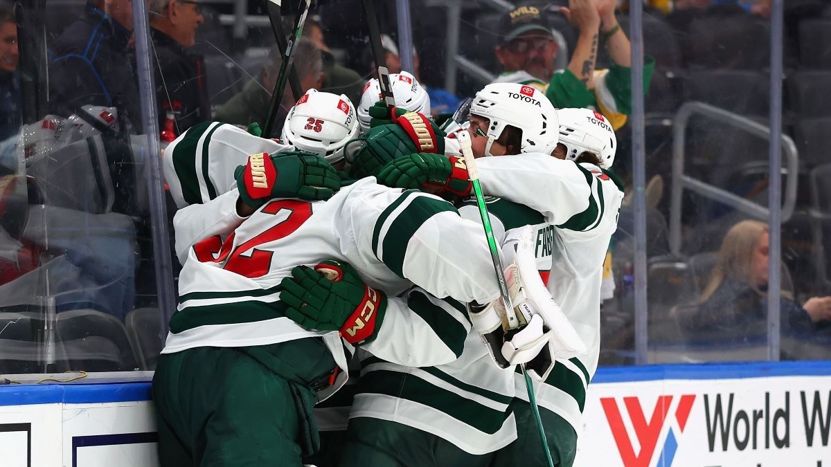 Голкипер Миннесоты забросил шайбу Голкипер Миннесоты забросил шайбу