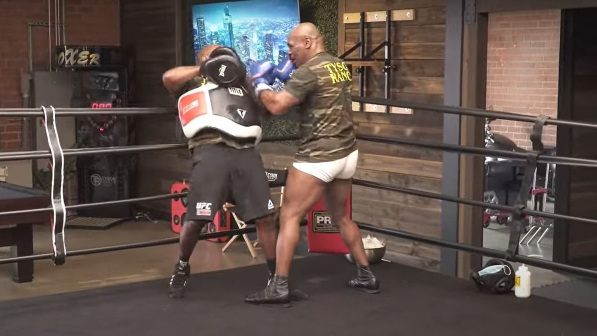 Майк Тайсон разбил лицо тренеру во время подготовки к бою с Джейком Полом Майк Тайсон разбил лицо тренеру во время подготовки к бою с Джейком Полом