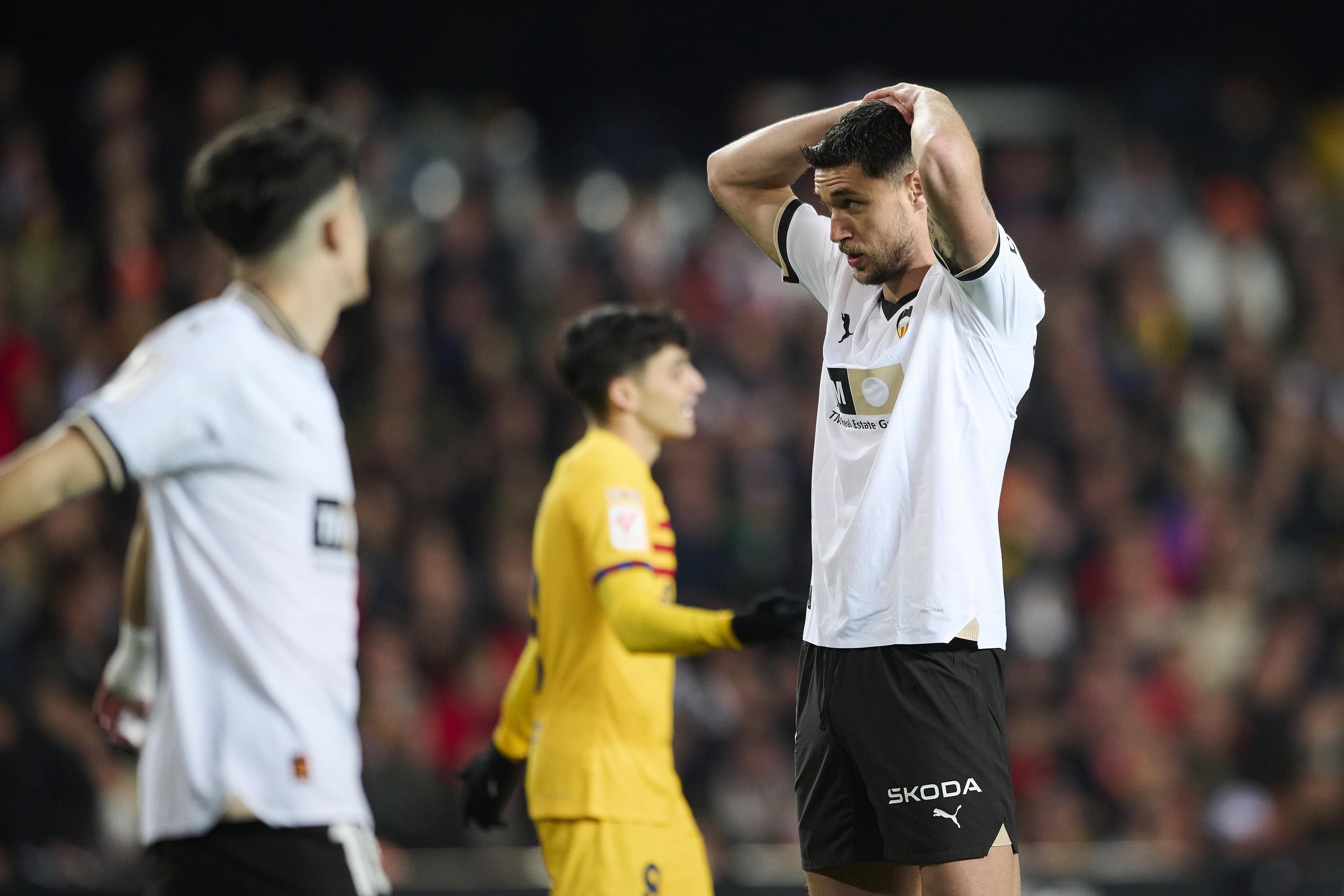 Владелец Валенсии Питер Лима выставил на продажу клуб из-за давления болельщиков Владелец Валенсии Питер Лима выставил на продажу клуб из-за давления болельщиков