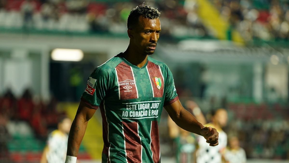 Нани забрал футболку у фаната Нани забрал футболку у фаната