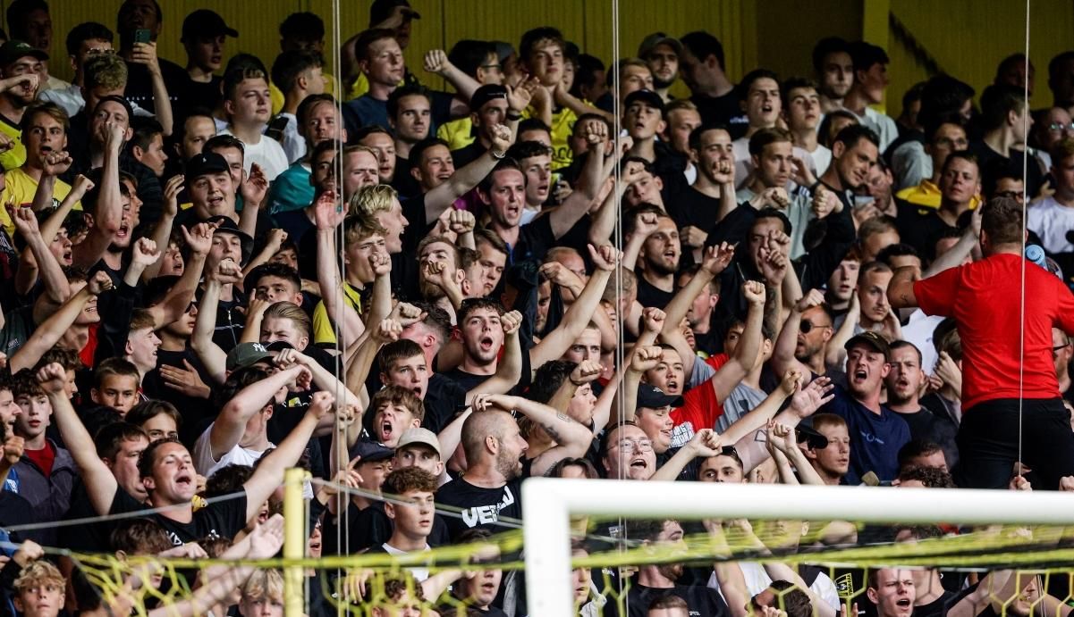 Нідерландські фанати вдарили стаканом по голові футболіста Вітесса під час матчу Нідерландські фанати вдарили стаканом по голові футболіста Вітесса під час матчу