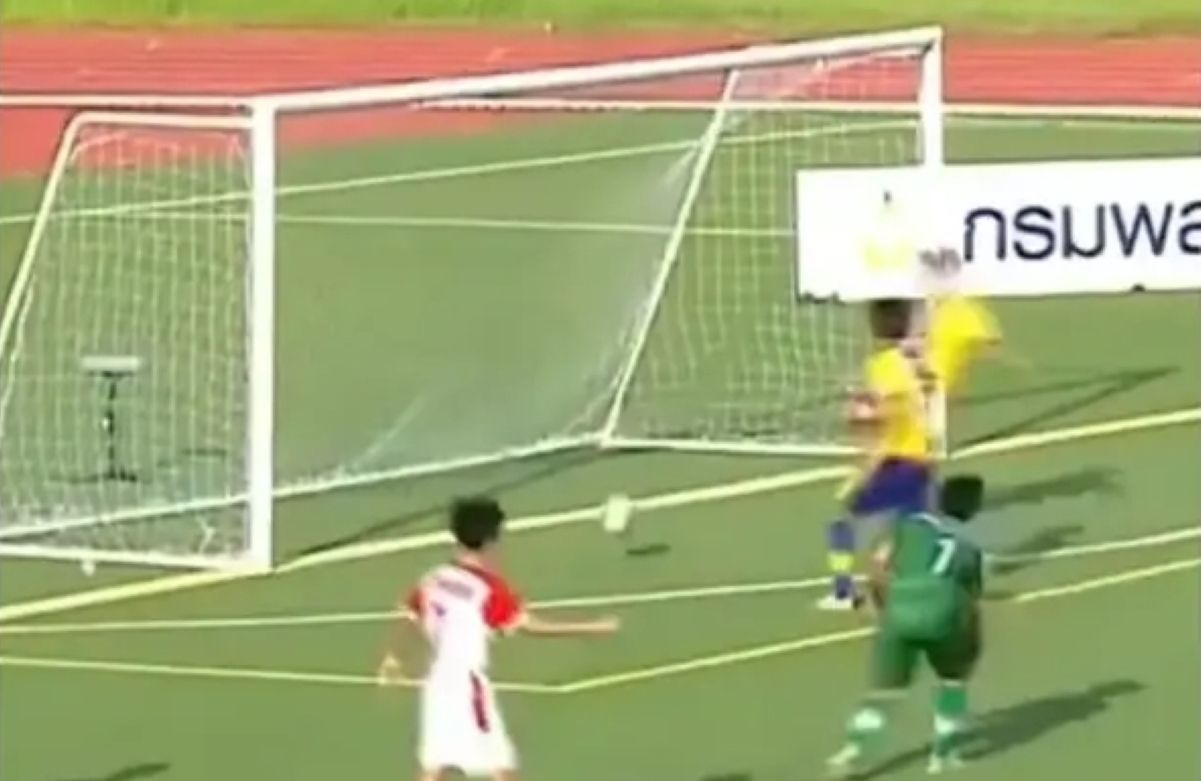 В Таиланде произошел смешной случай с игроком, который рано начал праздновать гол В Таиланде произошел смешной случай с игроком, который рано начал праздновать гол