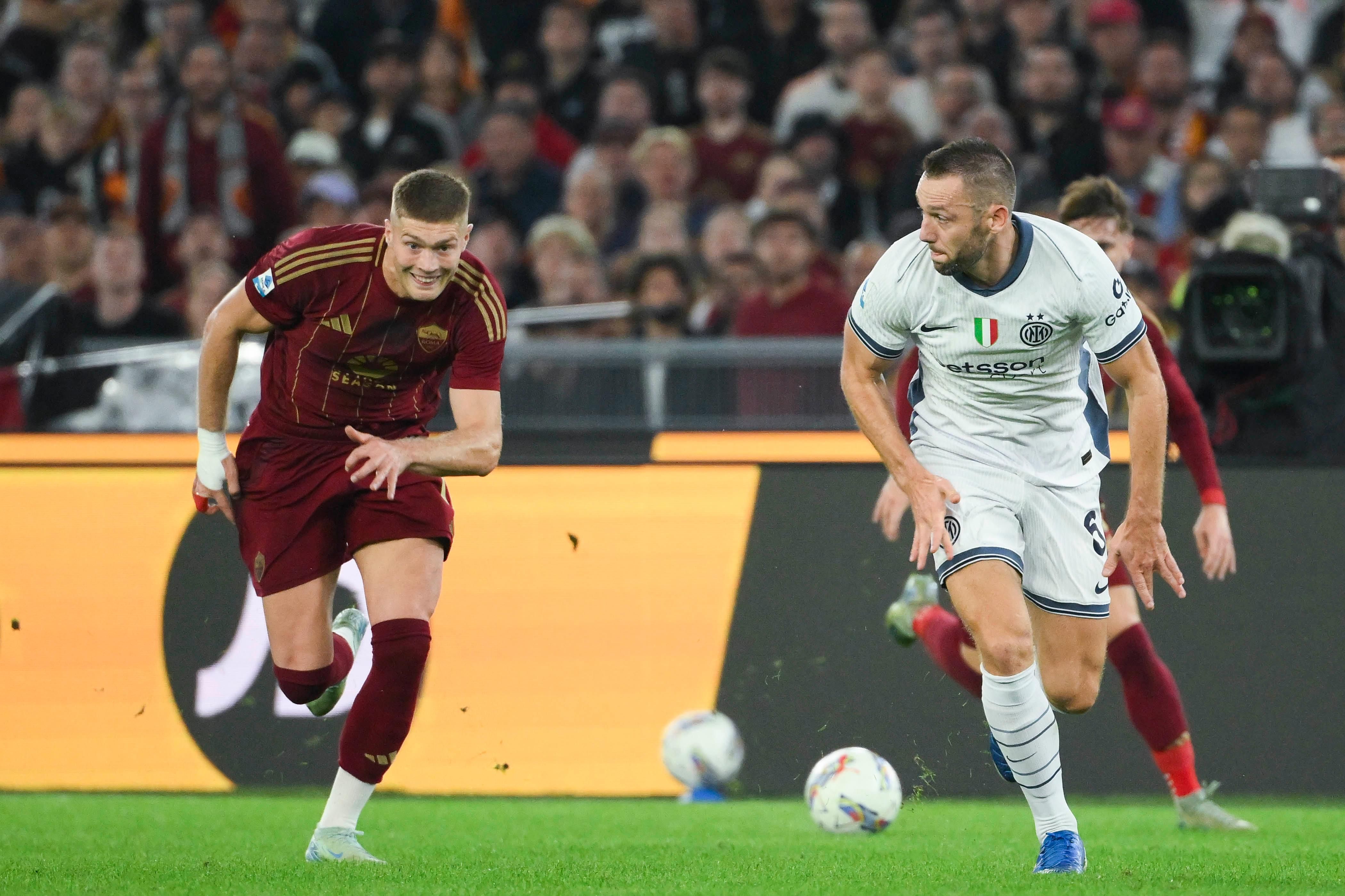 Артем Довбик почув оцінку італійської преси після матчу Рома – Інтер Артем Довбик почув оцінку італійської преси після матчу Рома – Інтер