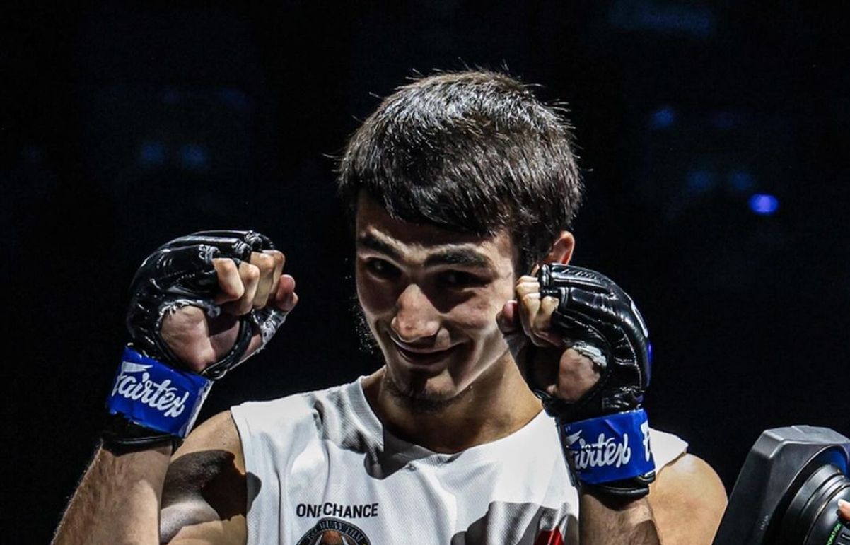 Идрис Абурашидов нокаутировал ударом ногой Багера Фараджи в боксерском поединке Идрис Абурашидов нокаутировал ударом ногой Багера Фараджи в боксерском поединке