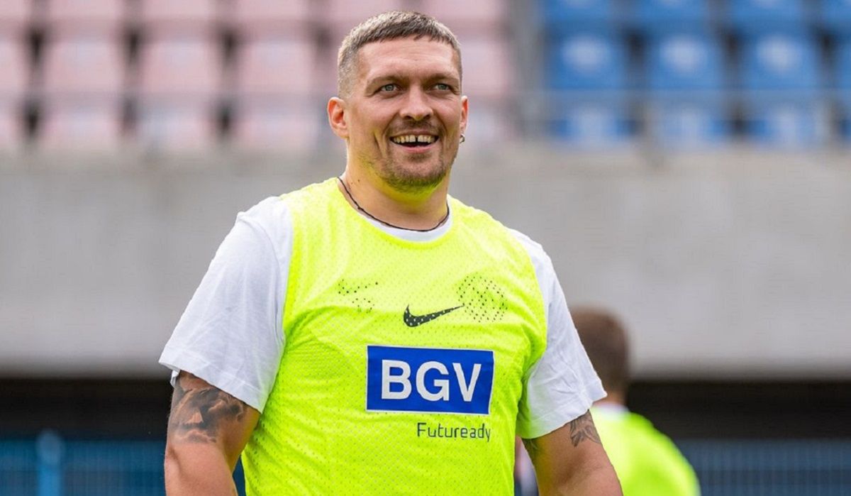 Олександр Усик показав, як вміє набивати футбольний м'яч - відео Олександр Усик показав, як вміє набивати футбольний м'яч - відео