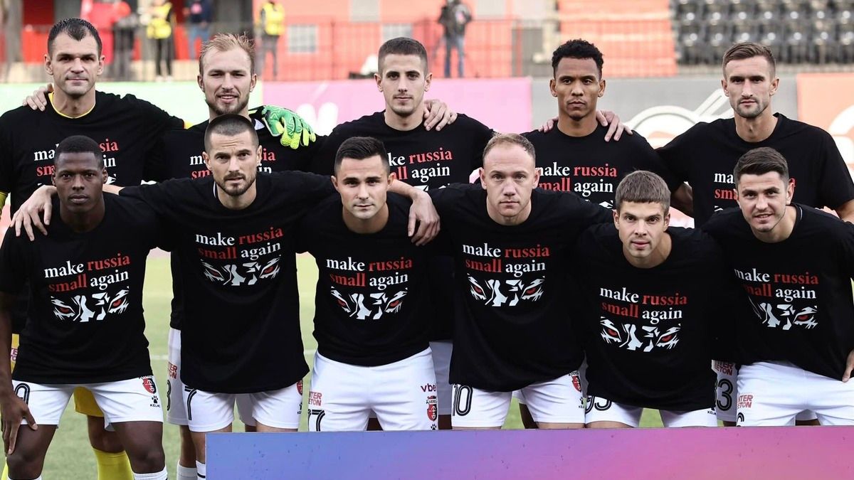Футболісти Вереса у футболці з написом Зробимо Росію знову маленькою Футболісти Вереса у футболці з написом Зробимо Росію знову маленькою