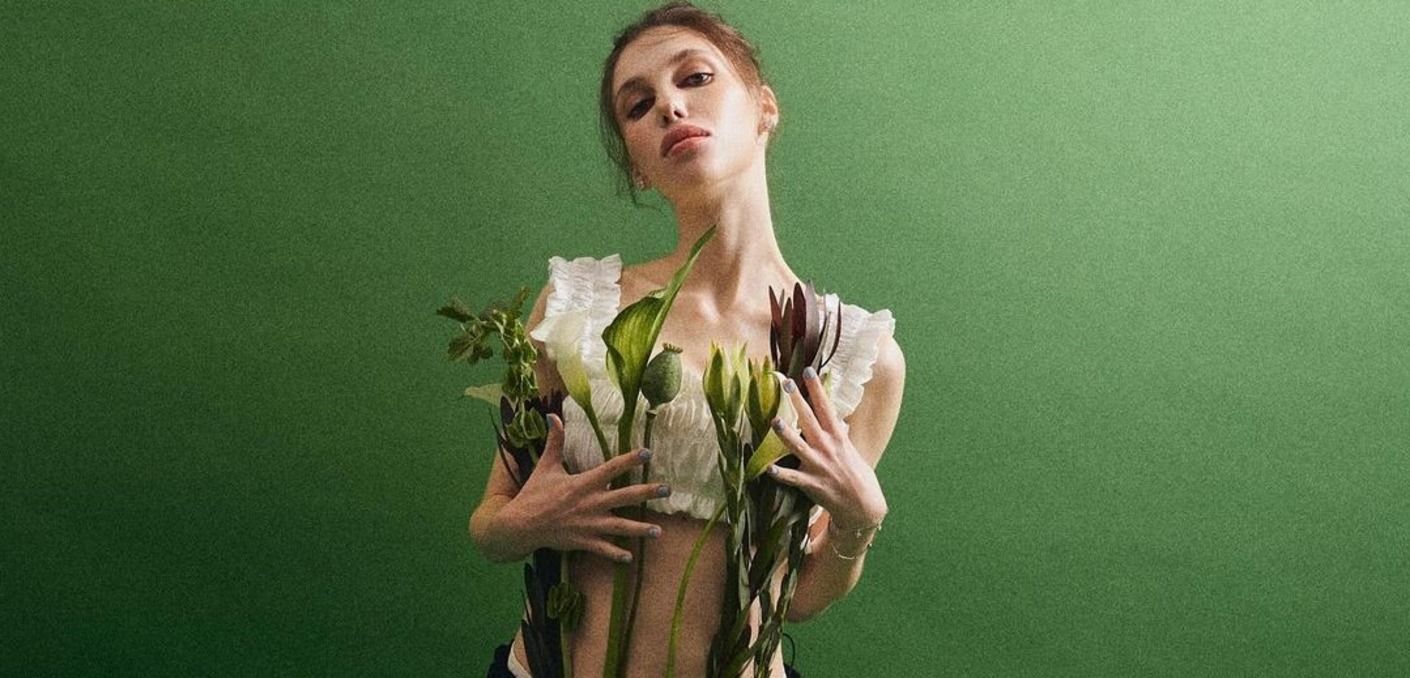 Яна Суркіс невдало сходила за квітами Яна Суркіс невдало сходила за квітами