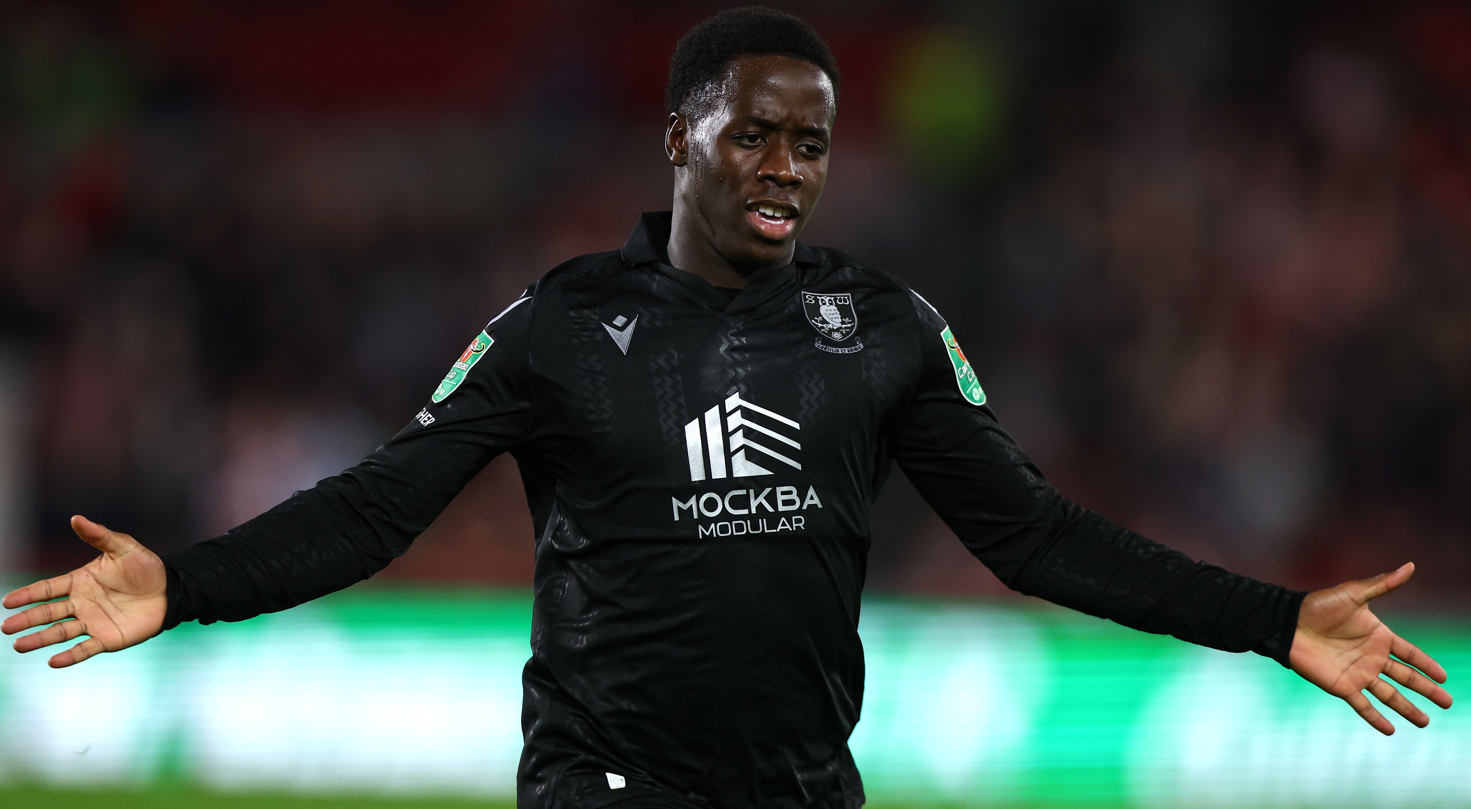 Игрок Шеффилд Уэнсдей в футболке со спонсором "MOCKBA" Игрок Шеффилд Уэнсдей в футболке со спонсором "MOCKBA"