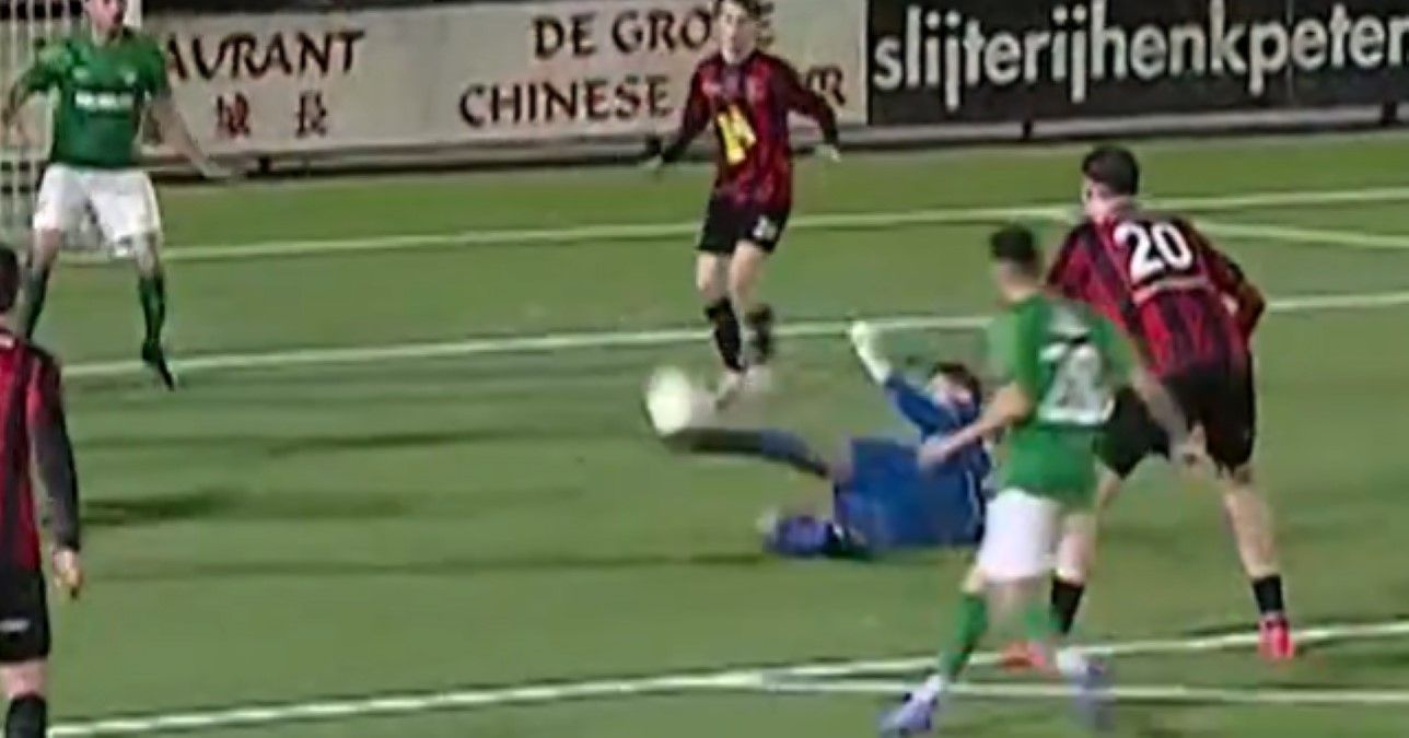 Голкипер забил гол лежа Голкипер забил гол лежа