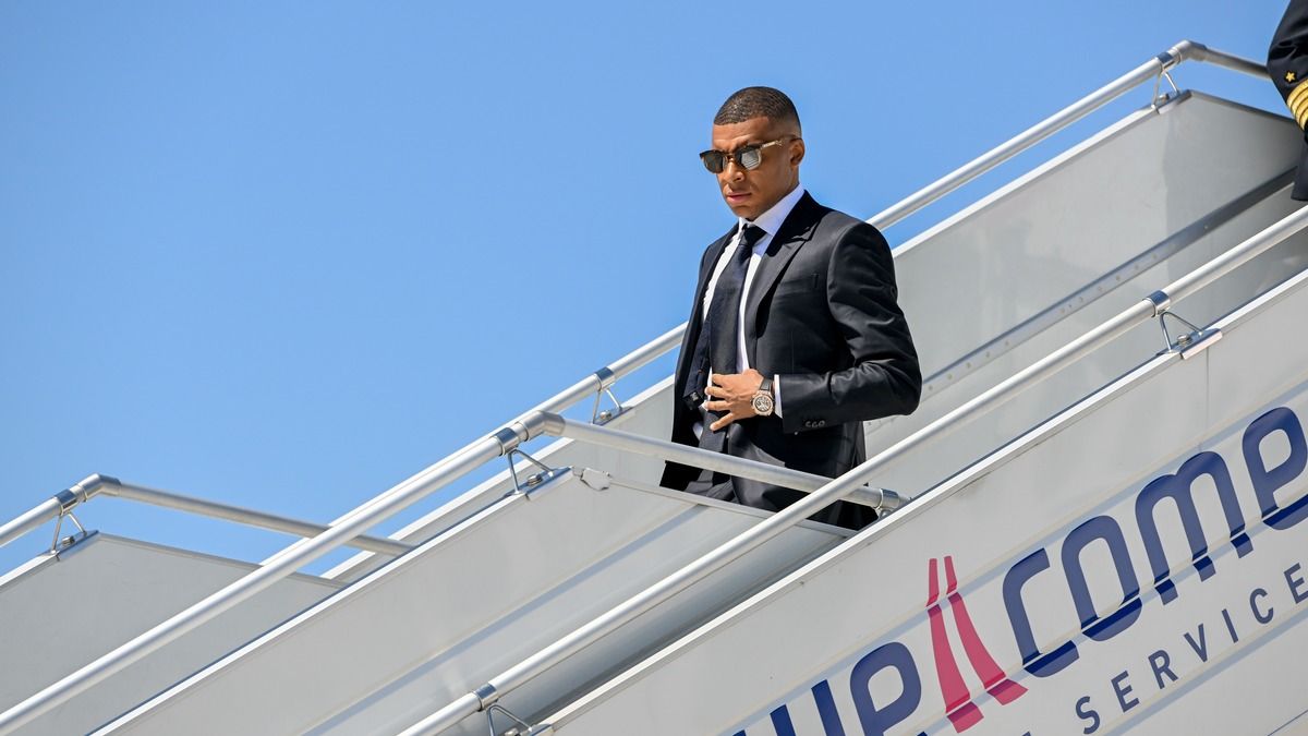 Мбаппе вел переговоры с российским олигархом о покупке клуба Монако Мбаппе вел переговоры с российским олигархом о покупке клуба Монако