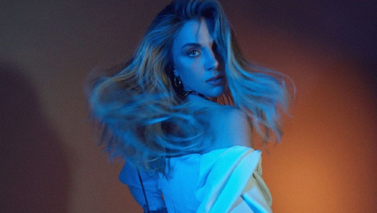 Ольга Харлан постала у білому луці із шаблею у руках - фото Ольга Харлан постала у білому луці із шаблею у руках - фото