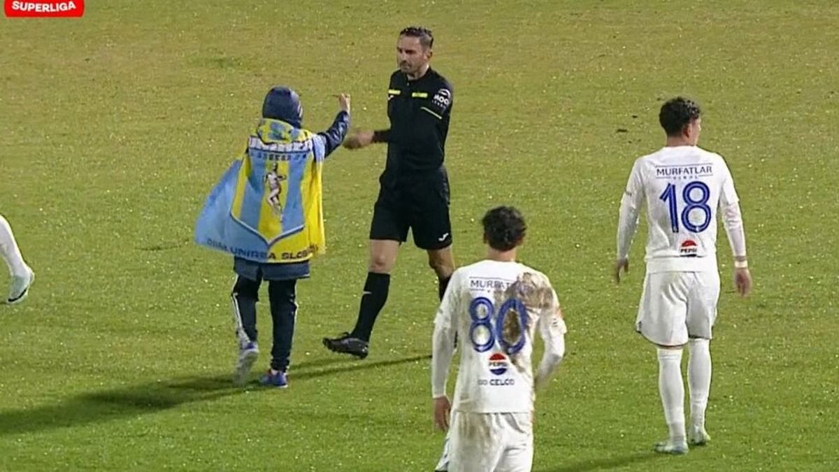 Юный болельщик в Румынии показал средний палец арбитру - фото Юный болельщик в Румынии показал средний палец арбитру - фото