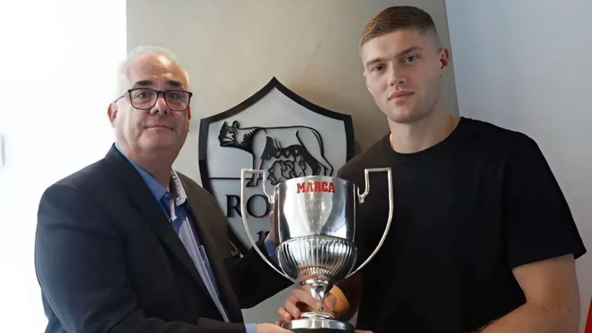 Довбик отримав трофей Пічічі Довбик отримав трофей Пічічі