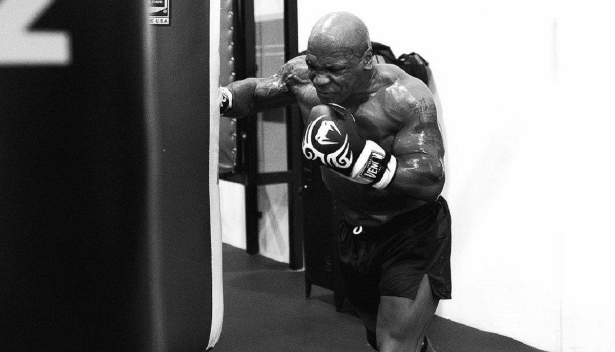 Майк Тайсон едва не убил коуча в ринге перед боем с Джейком Полом - видео Майк Тайсон едва не убил коуча в ринге перед боем с Джейком Полом - видео