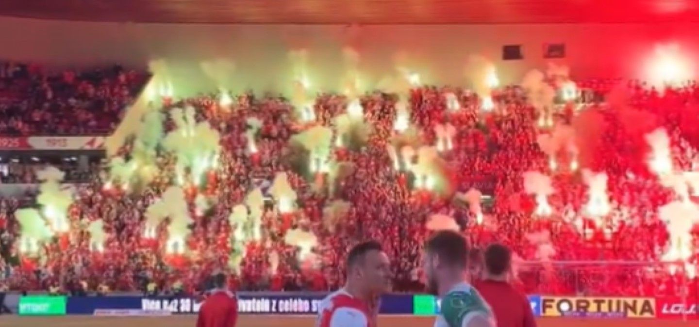 Болельщики устроили шоу на матче Болельщики устроили шоу на матче