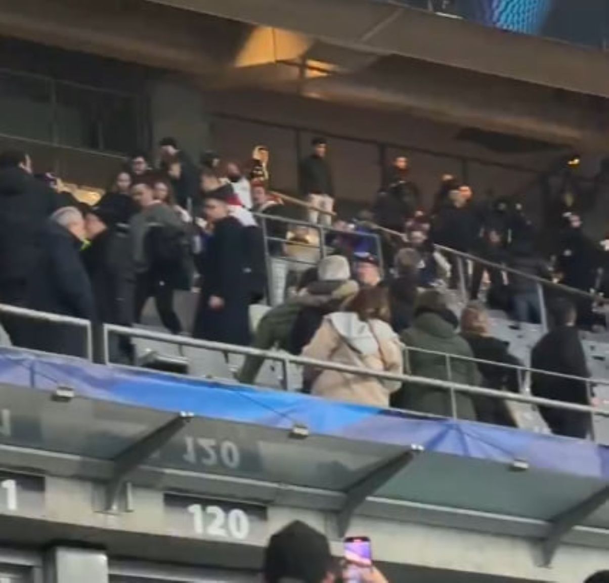 Франція Ізраїль - під час матчу в Лізі націй відбулась бійка між фанатами Франція Ізраїль - під час матчу в Лізі націй відбулась бійка між фанатами