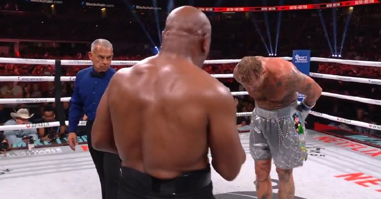 Джейк Пол поклонился перед Майком Тайсоном перед финальным гонгом - видео Джейк Пол поклонился перед Майком Тайсоном перед финальным гонгом - видео