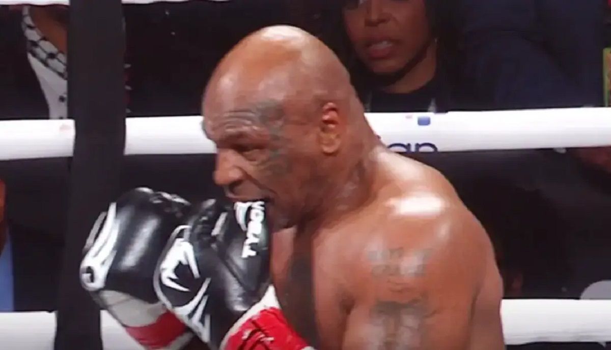 Майк Тайсон кусав рукавицю під час бою із Джейком Полом - чому він це робив Майк Тайсон кусав рукавицю під час бою із Джейком Полом - чому він це робив