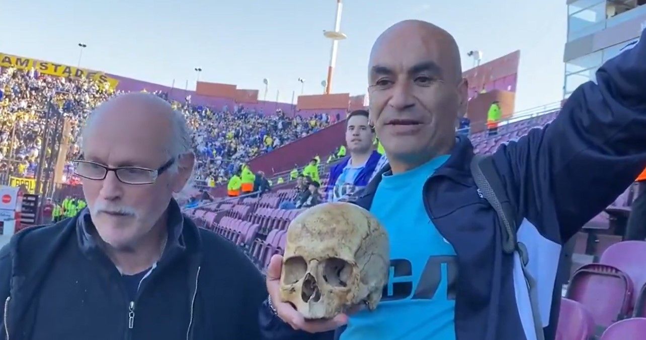 На матч Расинга принесли череп На матч Расинга принесли череп