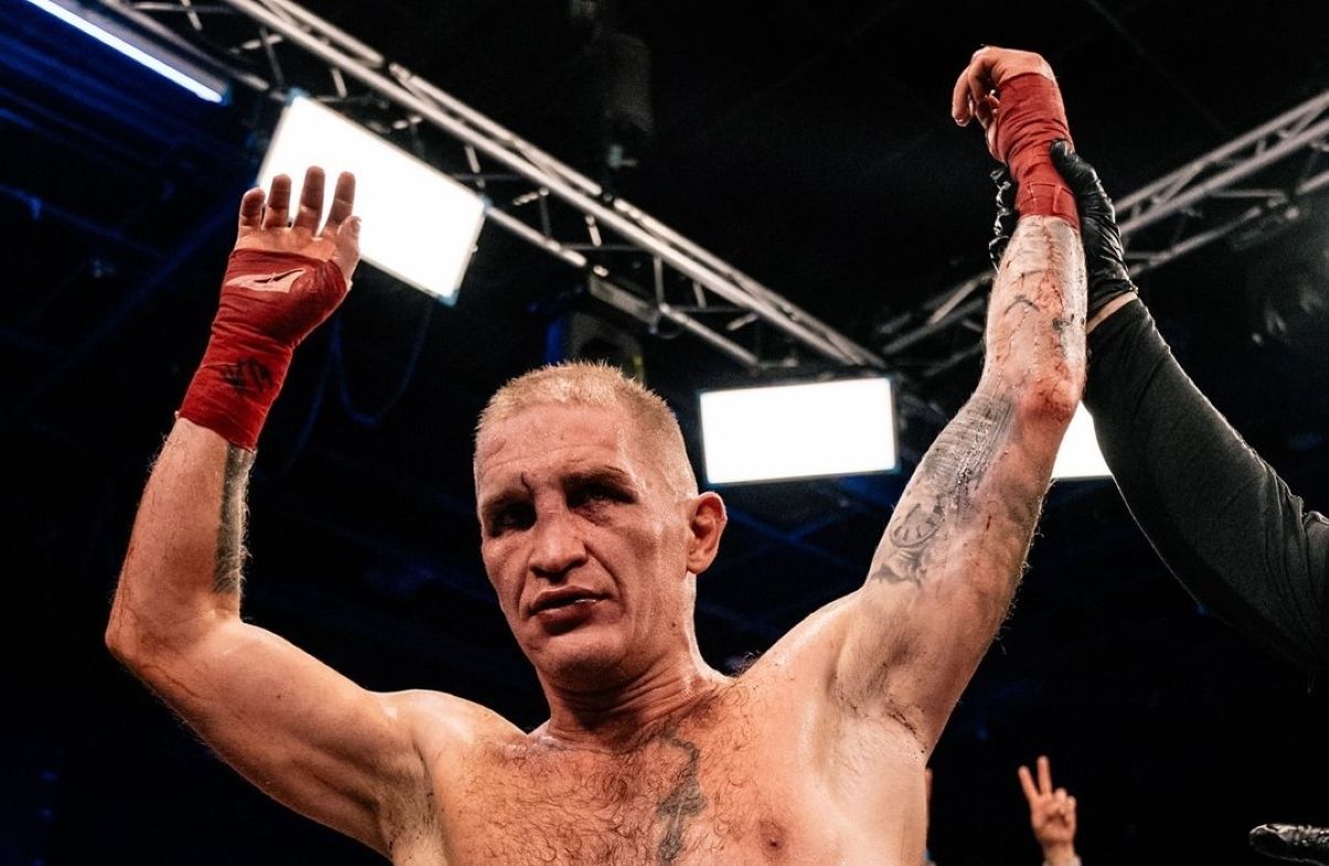 Бовар Ханаков одержал победу в первом бою после возвращения в бокс на голых кулаках Бовар Ханаков одержал победу в первом бою после возвращения в бокс на голых кулаках