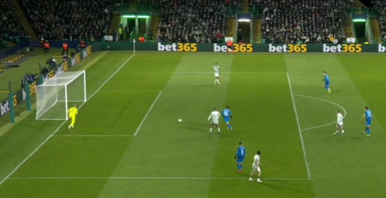 Селтік Брюгге - курйозний автогол захисника у Лізі чемпіонів - відео Селтік Брюгге - курйозний автогол захисника у Лізі чемпіонів - відео