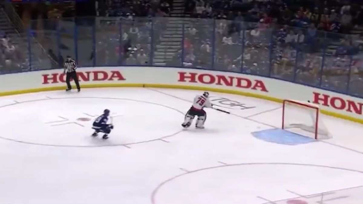 Курьезный гол в собственные ворота от Чарли Линдгрена в НХЛ Курьезный гол в собственные ворота от Чарли Линдгрена в НХЛ