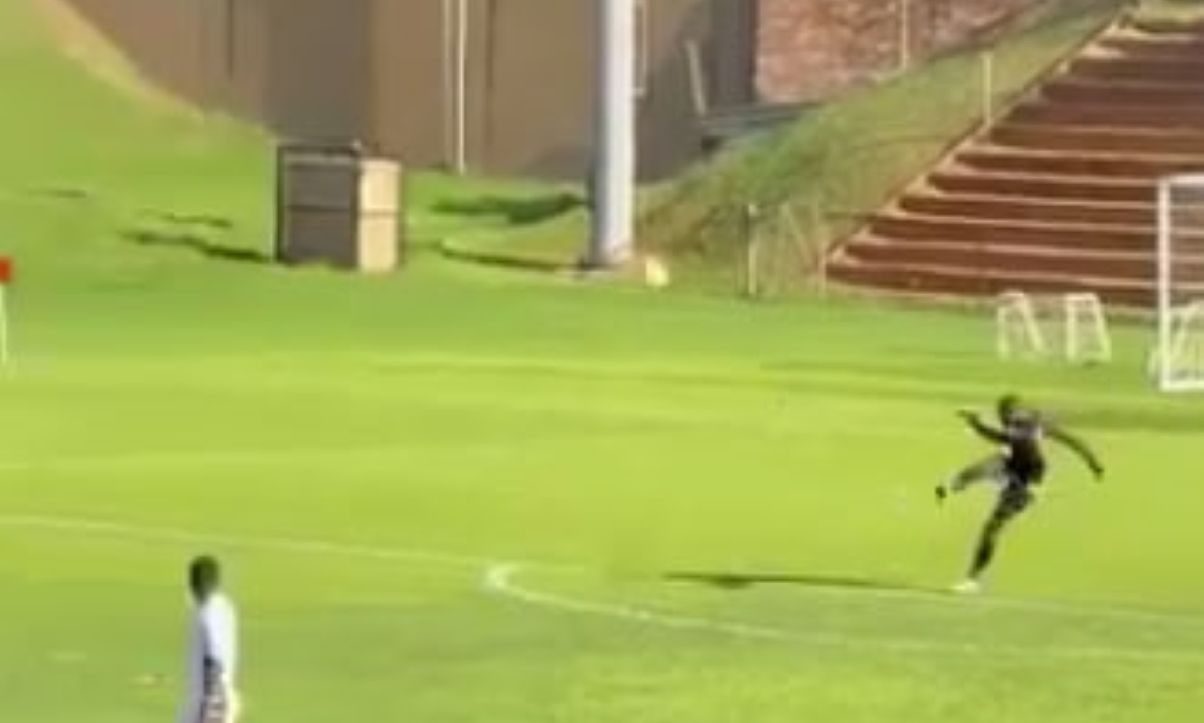 Африканский голкипер забил курьезный гол, выбивая мяч Африканский голкипер забил курьезный гол, выбивая мяч