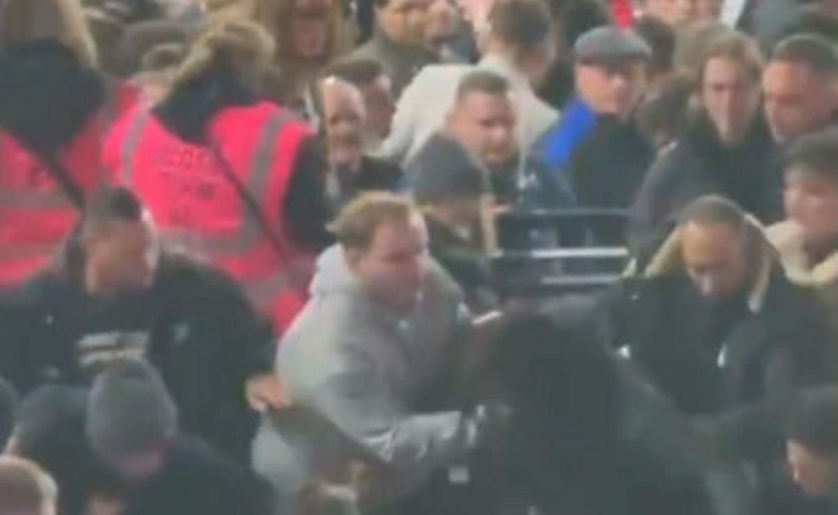 Вболівальники Вест Хема напали на фаната Арсенала під час матчу Вболівальники Вест Хема напали на фаната Арсенала під час матчу