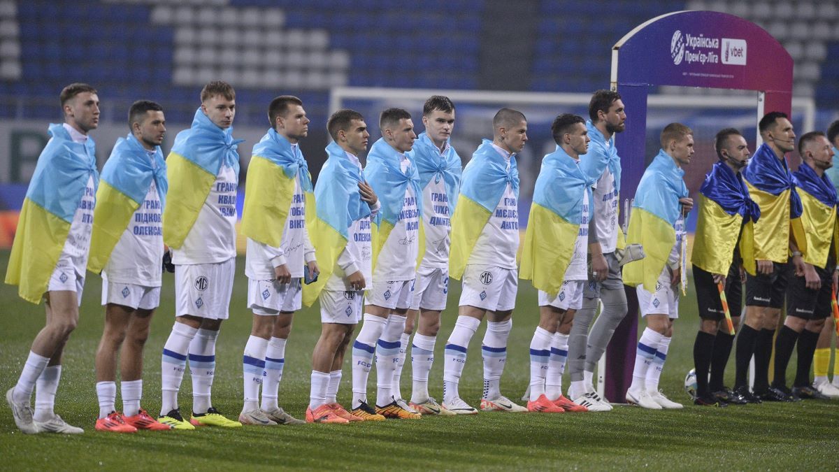 Гравці Динамо подарували військовим футболки Гравці Динамо подарували військовим футболки