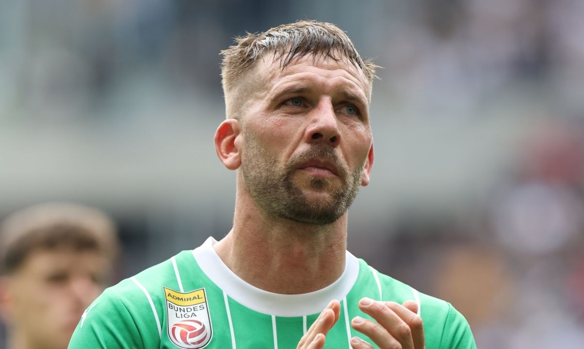 Гвидо Бургшталлер - игрок сборной Австрии получил перелом черепа после нападения Гвидо Бургшталлер - игрок сборной Австрии получил перелом черепа после нападения