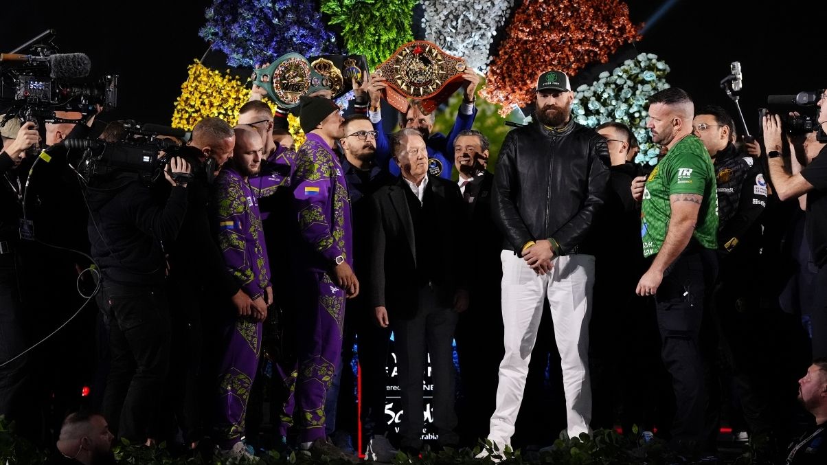 Усик та Ф'юрі провели фінальну битву поглядів Усик та Ф'юрі провели фінальну битву поглядів