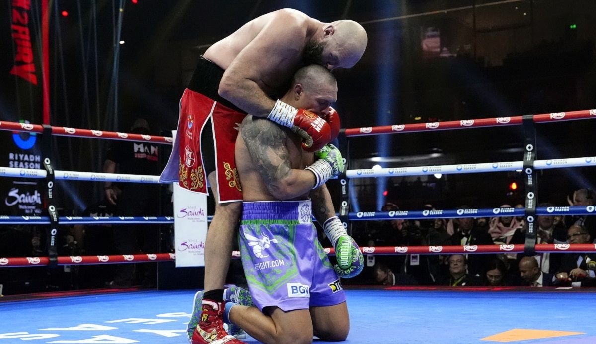 Усик впав на коліна після реваншу - як на це відреагував Ф'юрі Усик впав на коліна після реваншу - як на це відреагував Ф'юрі