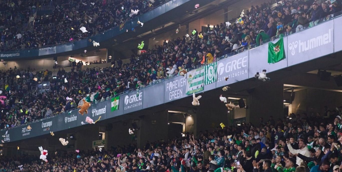 Вболівальники Бетіса закидали поле іграшками Вболівальники Бетіса закидали поле іграшками