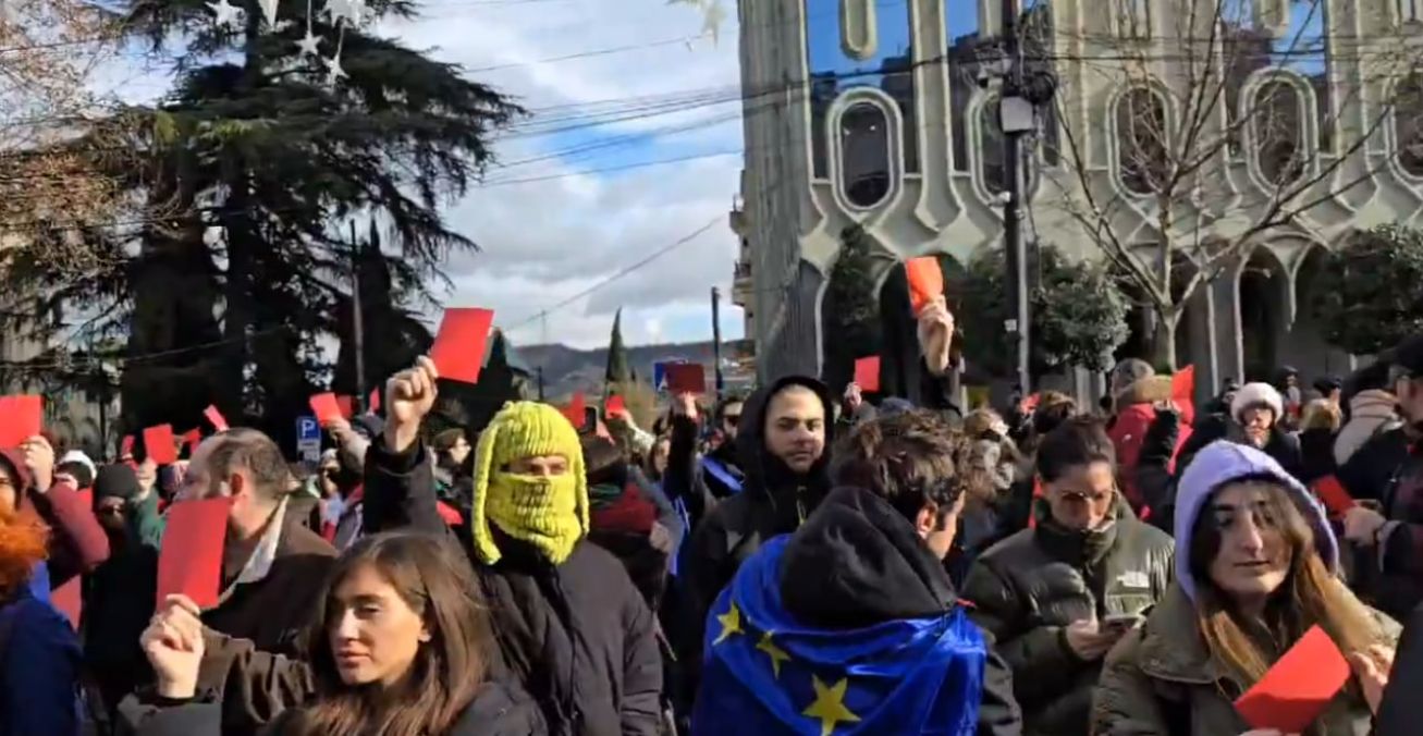 Грузины показали красную карточку новому президенту Грузины показали красную карточку новому президенту