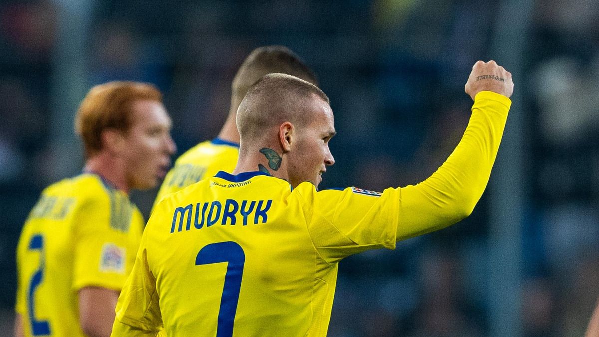 Мудрику виповнилося 24 роки - як військові привітали футболіста Челсі - відео Мудрику виповнилося 24 роки - як військові привітали футболіста Челсі - відео