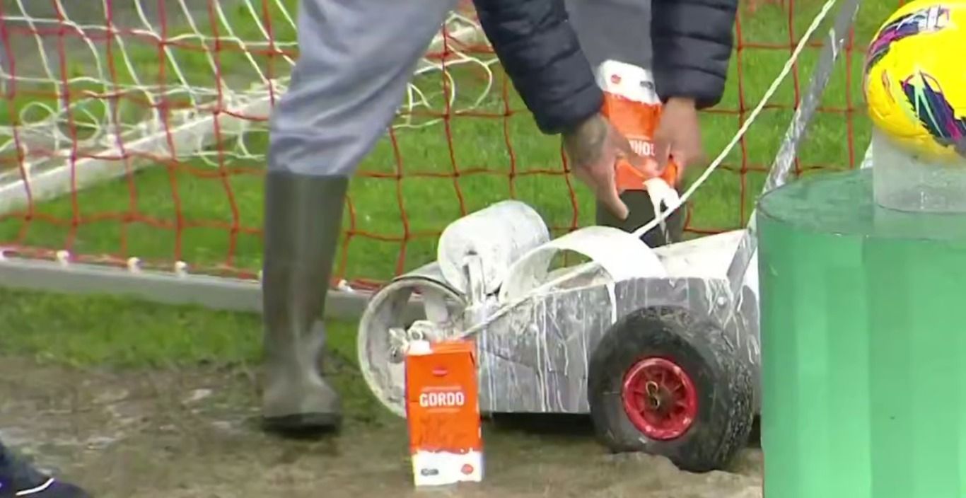 Работник Оливейренсе заправил устройство молоком вместо краски Работник Оливейренсе заправил устройство молоком вместо краски