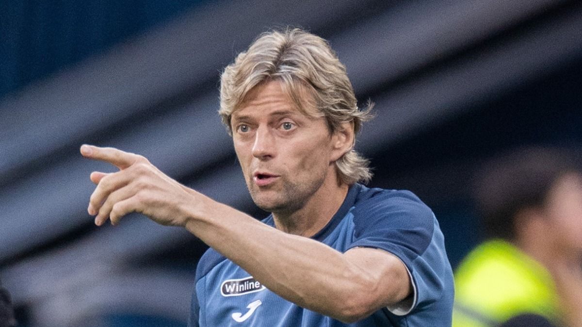 Тимощук заклеил номера автомобиля - видео скандального момента Тимощук заклеил номера автомобиля - видео скандального момента