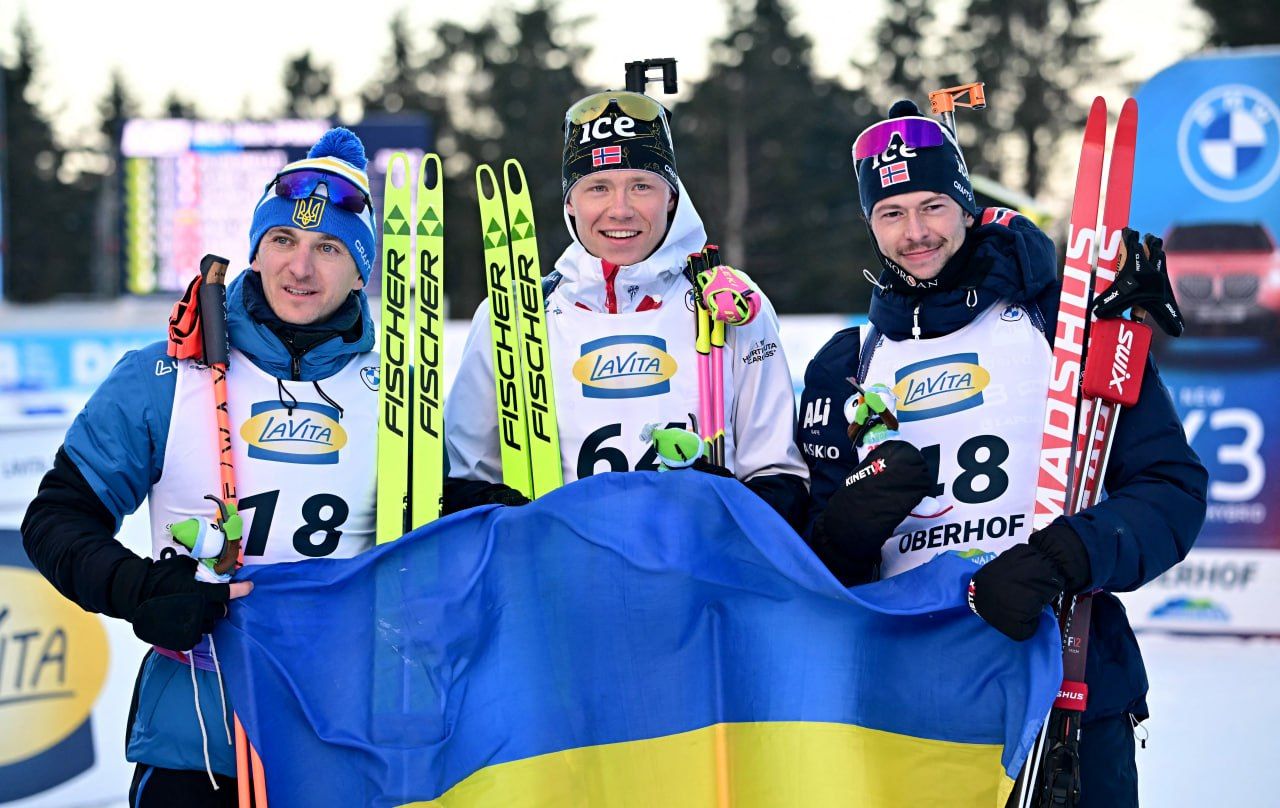 Підручний та норвежці з прапорами