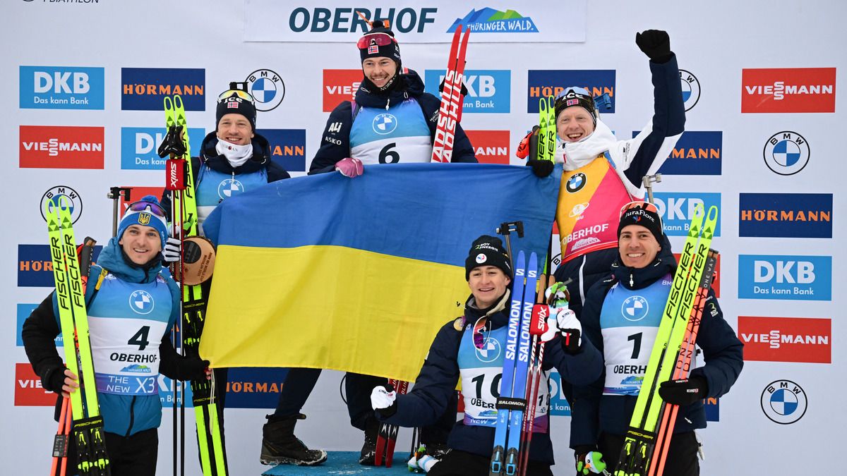 Флаг Украины развернули во время цветочной церемонии после персьюта в Оберхофе Флаг Украины развернули во время цветочной церемонии после персьюта в Оберхофе