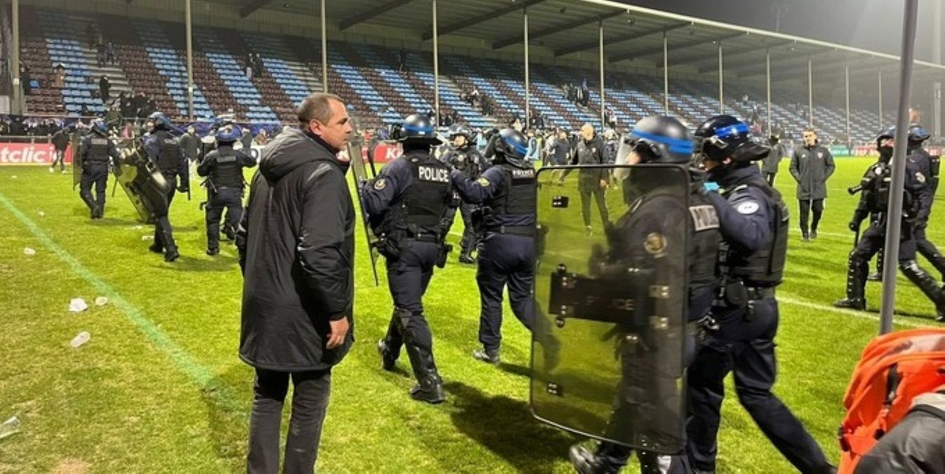 Вболівальники Ліона влаштували сутичку Вболівальники Ліона влаштували сутичку