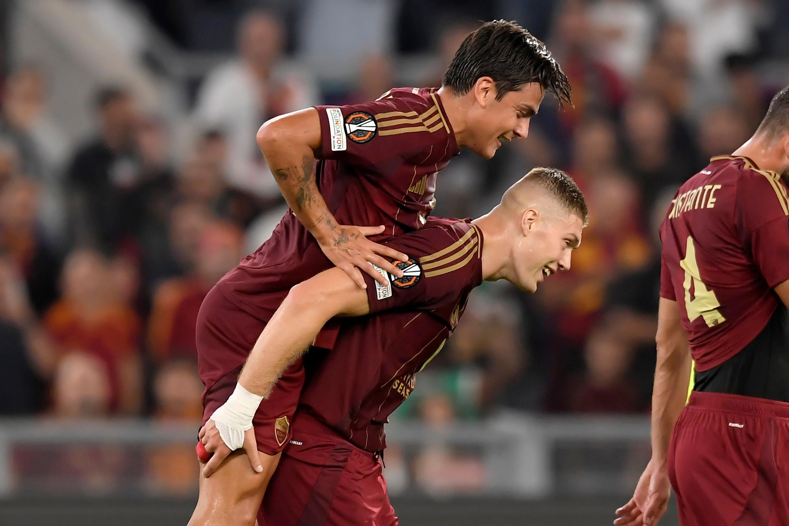 Паулу Дибала и Артем Довбик помогли Роме одолеть Дженоа Паулу Дибала и Артем Довбик помогли Роме одолеть Дженоа