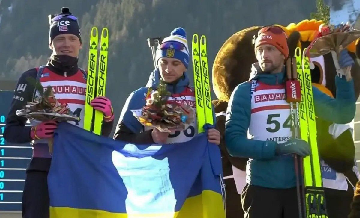 Прапор України розгорнули під час квіткової церемонії після в Ангольці - хто відмовився Прапор України розгорнули під час квіткової церемонії після в Ангольці - хто відмовився