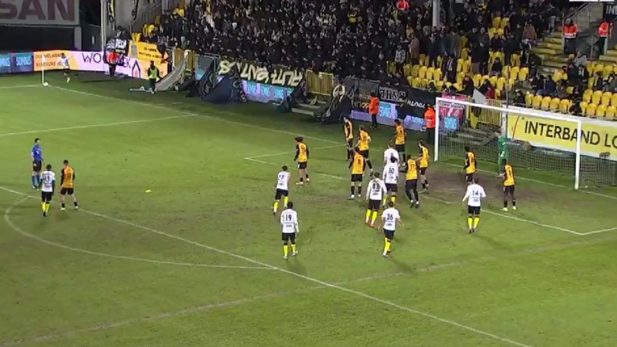 Наїнгголан забив гол прямим ударом з кутового Наїнгголан забив гол прямим ударом з кутового