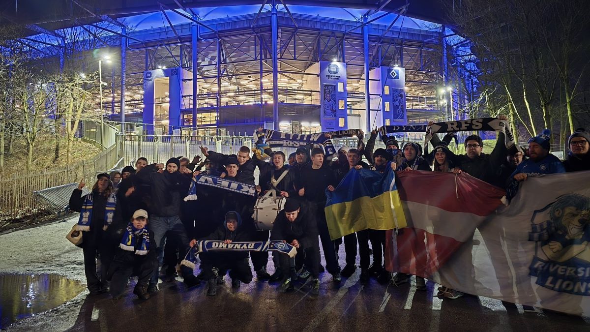 Фанаты РФШ провели акцию в поддержку Украины Фанаты РФШ провели акцию в поддержку Украины