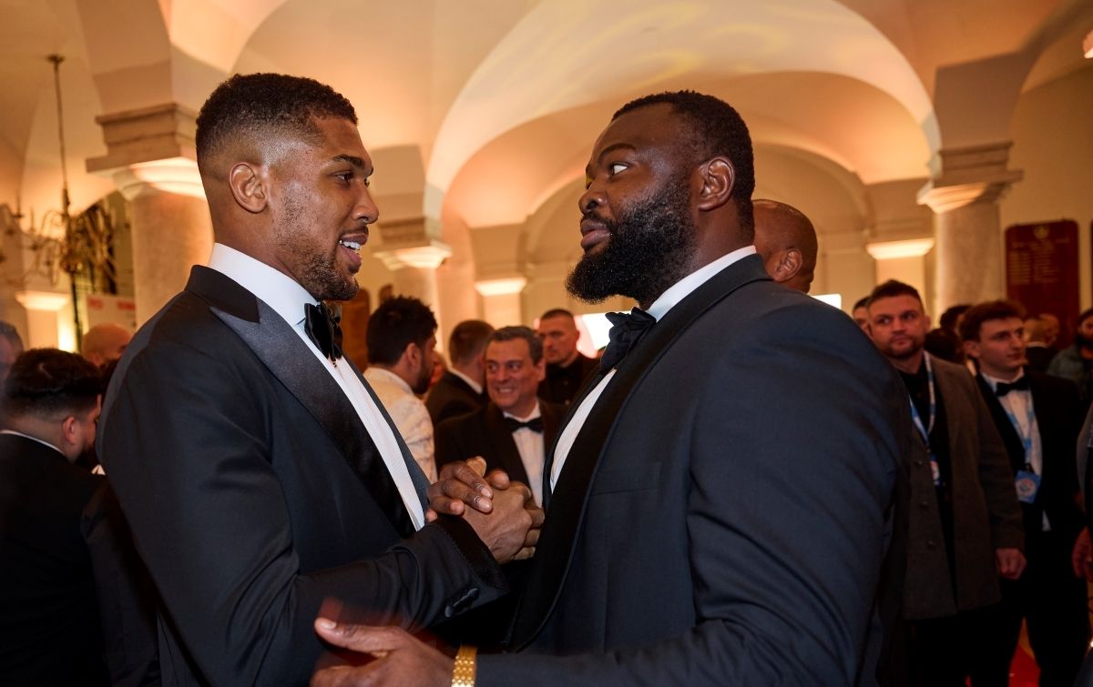 Джошуа битиметься з Баколе Джошуа битиметься з Баколе