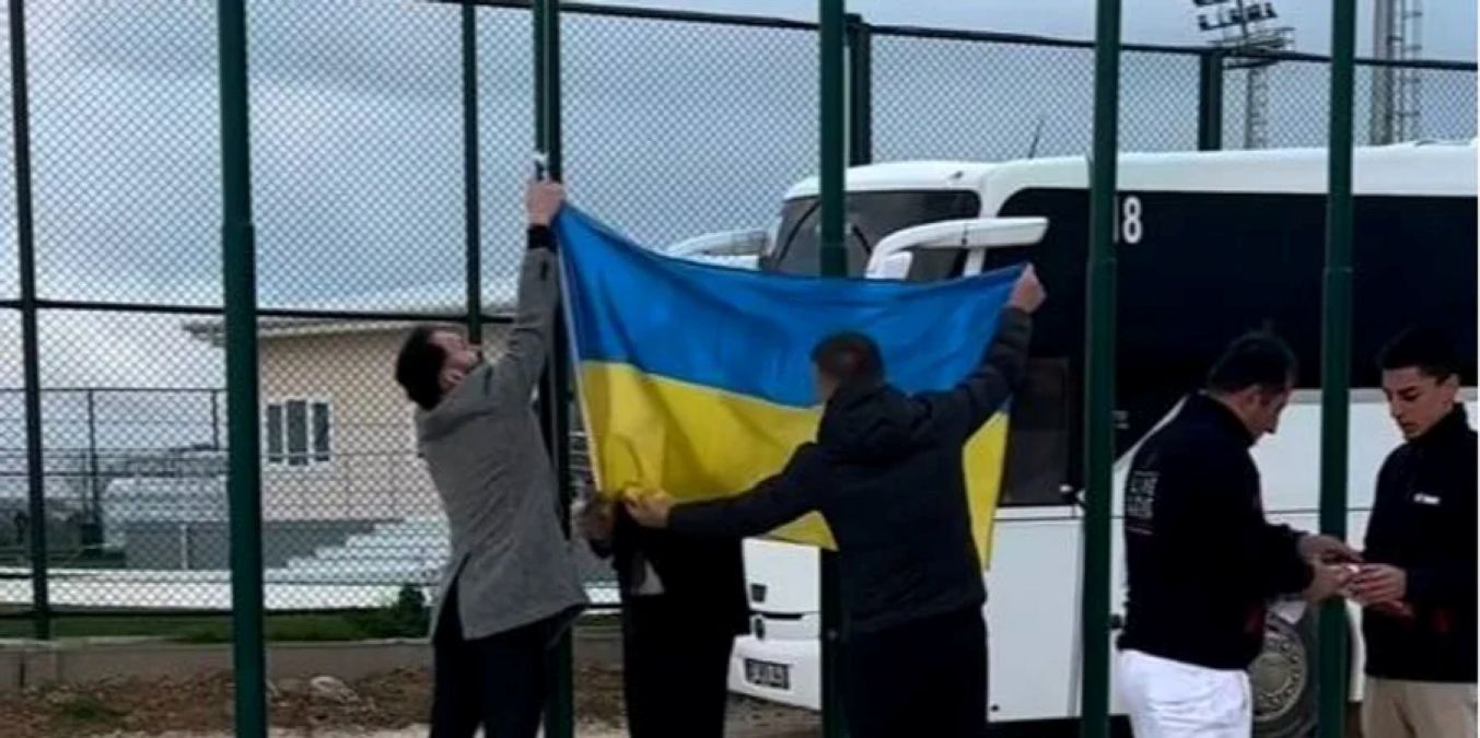 Українці зняли прапор Росії Українці зняли прапор Росії